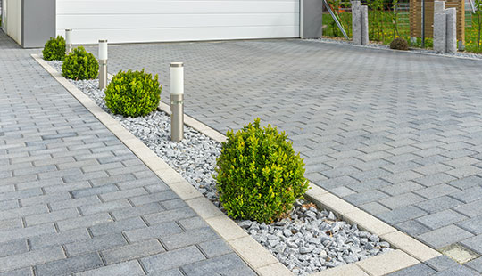 GALABAU Moradi Pflaster mit Buchs Pflasterarbeiten von Gartenbau Moradi in Haiger